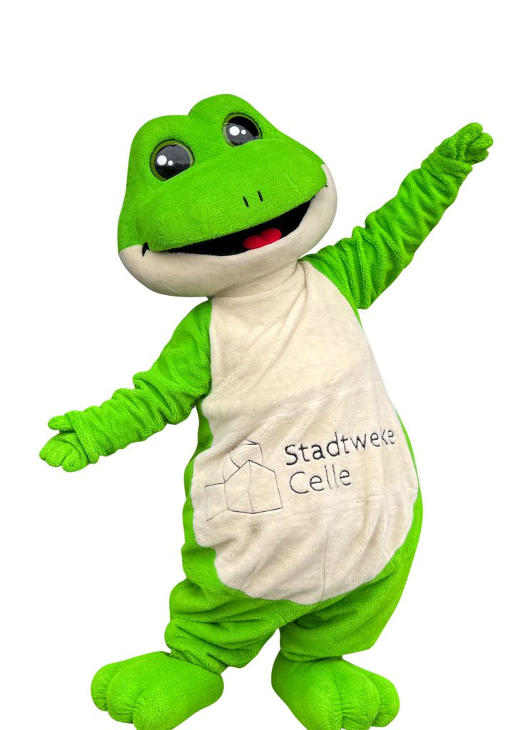 Maskottchen Fiete: Menschengroßes Frosch-Kostüm mit dem Logo der Stadtwerke Celle auf dem Bauch und einem freundlichen Gesicht.