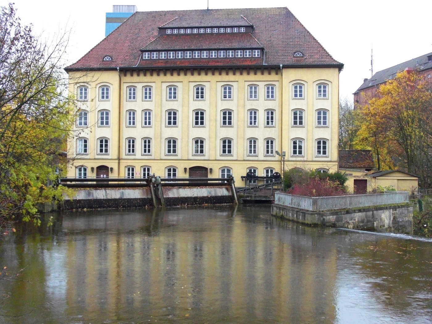 Zulaufbereich der Rathsmühle mit Blick auf das Turbinengebäude mit Umfluter